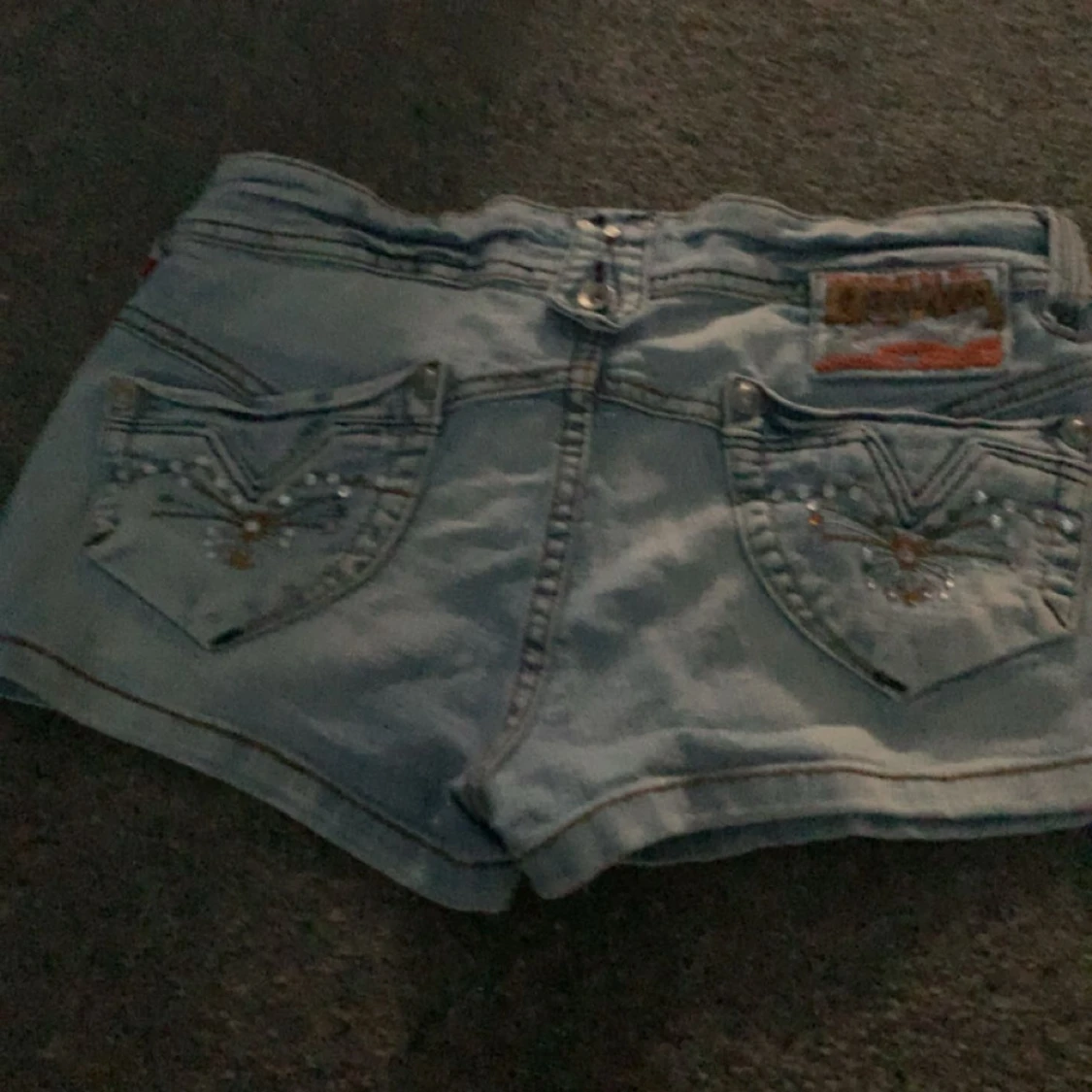 Ljusblå jeansshorts med detaljer
