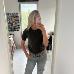 Kashmir t-shirt från Soft Goat - Säljer en mörkgrå/grön tshirt från softgoat i Kashmir. Så fin och stilren perfekt både till vardags och finare tillfällen!! (Kostade typ 1500-1600 kr nypris när jag köpte den) ❣️❣️