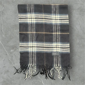 Burberry Halsduk - 💪🏽Skick:Ny utan prislapp   📐Mått:Längd:160cm:Bred:30cm  📎Material:100%Lambswool  📦Skickar alltid inom 24h  💸Köp fler plagg för att få billigare pris  ✅Äkthetsgaranti