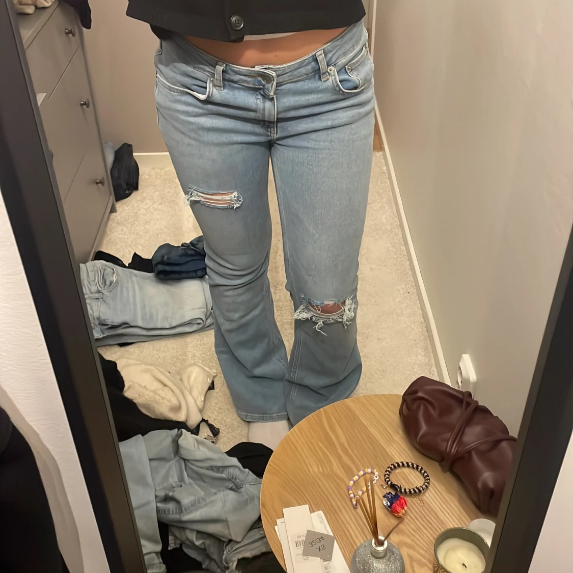 Ljusblå bootcut jeans med slitningar - 1