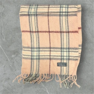 Burberry Halsduk rosa - 💪🏽Skick:Ny utan prislapp   📐Mått:Längd:139cm:Bred:31cm  📎Material:100%Lambswool  📦Skickar alltid inom 24h  💸Köp fler plagg för att få billigare pris  ✅Äkthetsgaranti