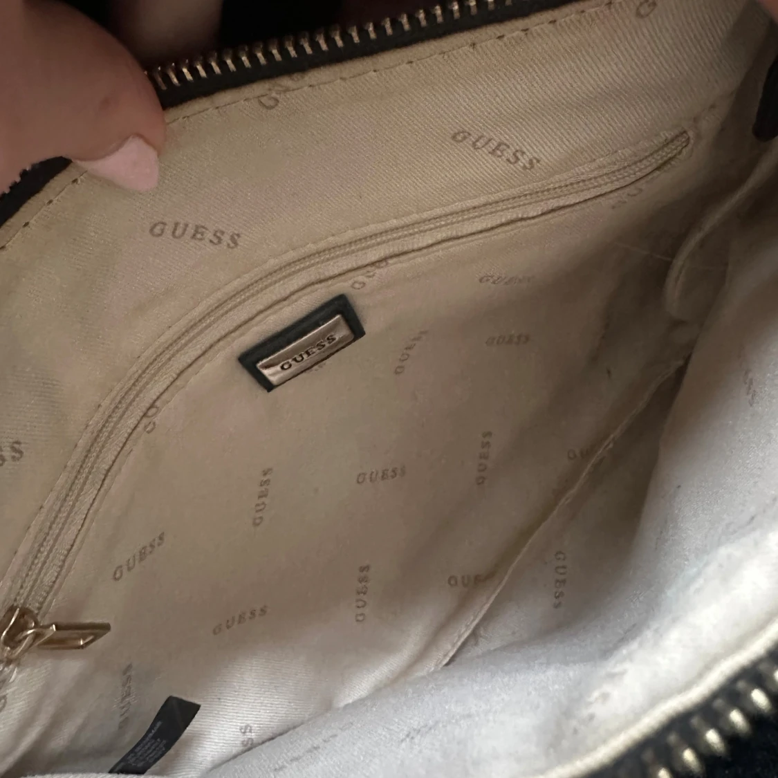 Svart väska från Guess - 4