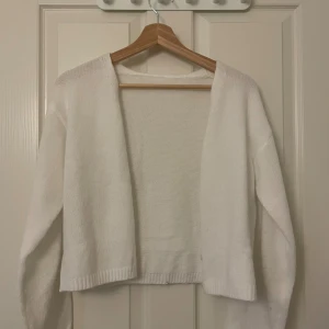 Vit kofta  - Jättesöt vit kofta med knappar. Aldrig kommit till användning så i nyskick. Okänt märke