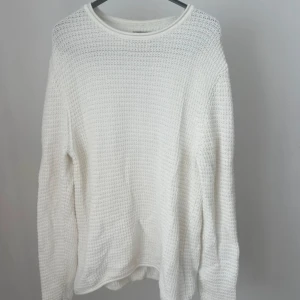 Crocker Tröja <3 - Vit stickad tröja med långa ärmar. Storlek L <3