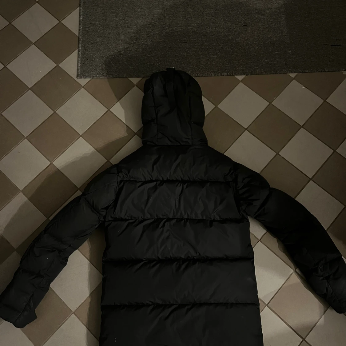 Svart dunjacka från Tuxer med huva - 1