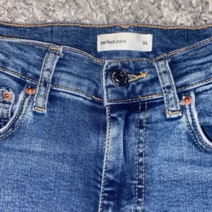 Blå bootcut jeans från Perfect Jeans - Snygga blå jeans från Perfect Jeans i klassisk bootcut-modell. Jeansen har fem fickor, bälteshällor och dragkedja med knapp. Materialet är stretchigt jeans och passformen är normal med något utsvängda ben. Perfekta för dig som gillar en tidlös look.