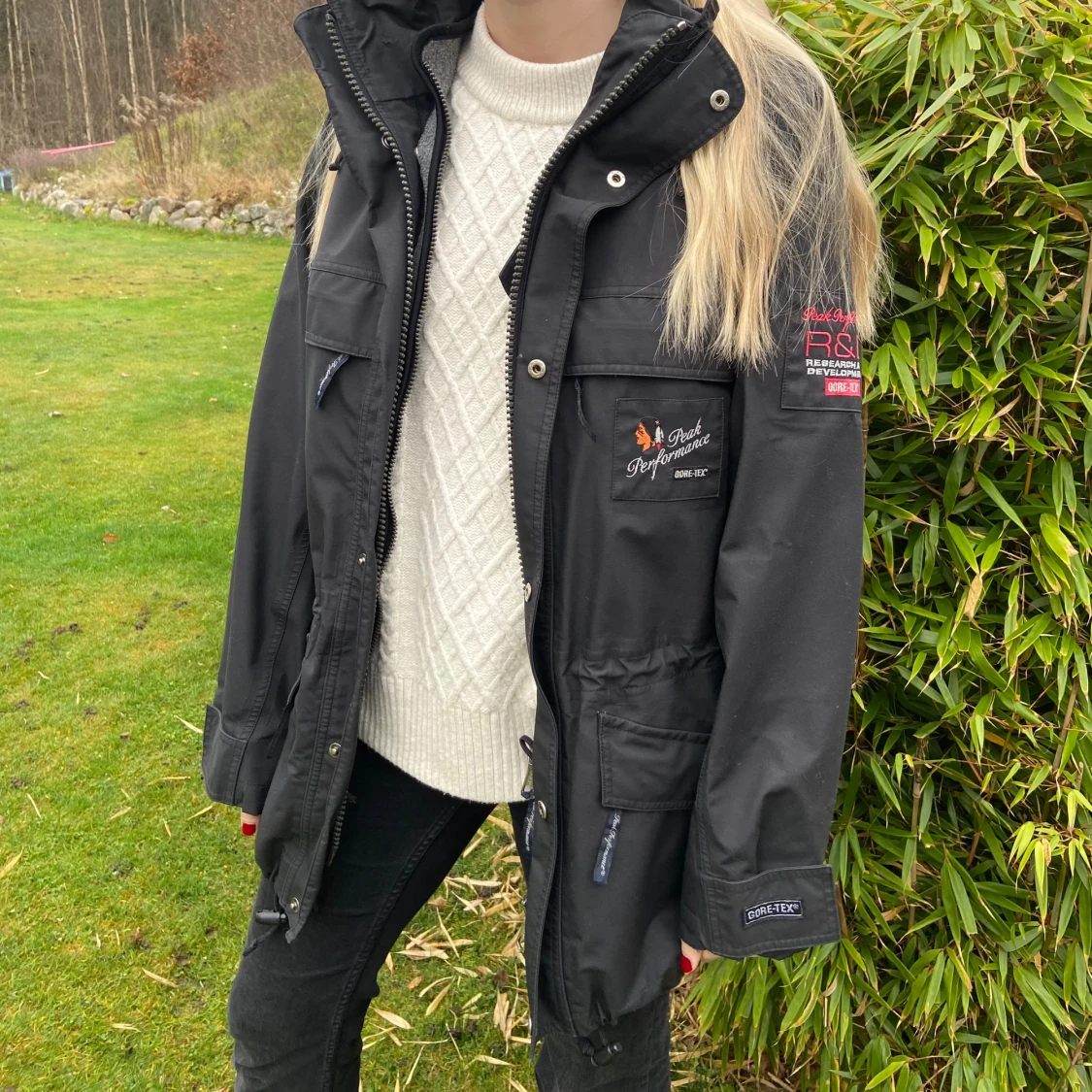Svart parkajacka från Peak Performance