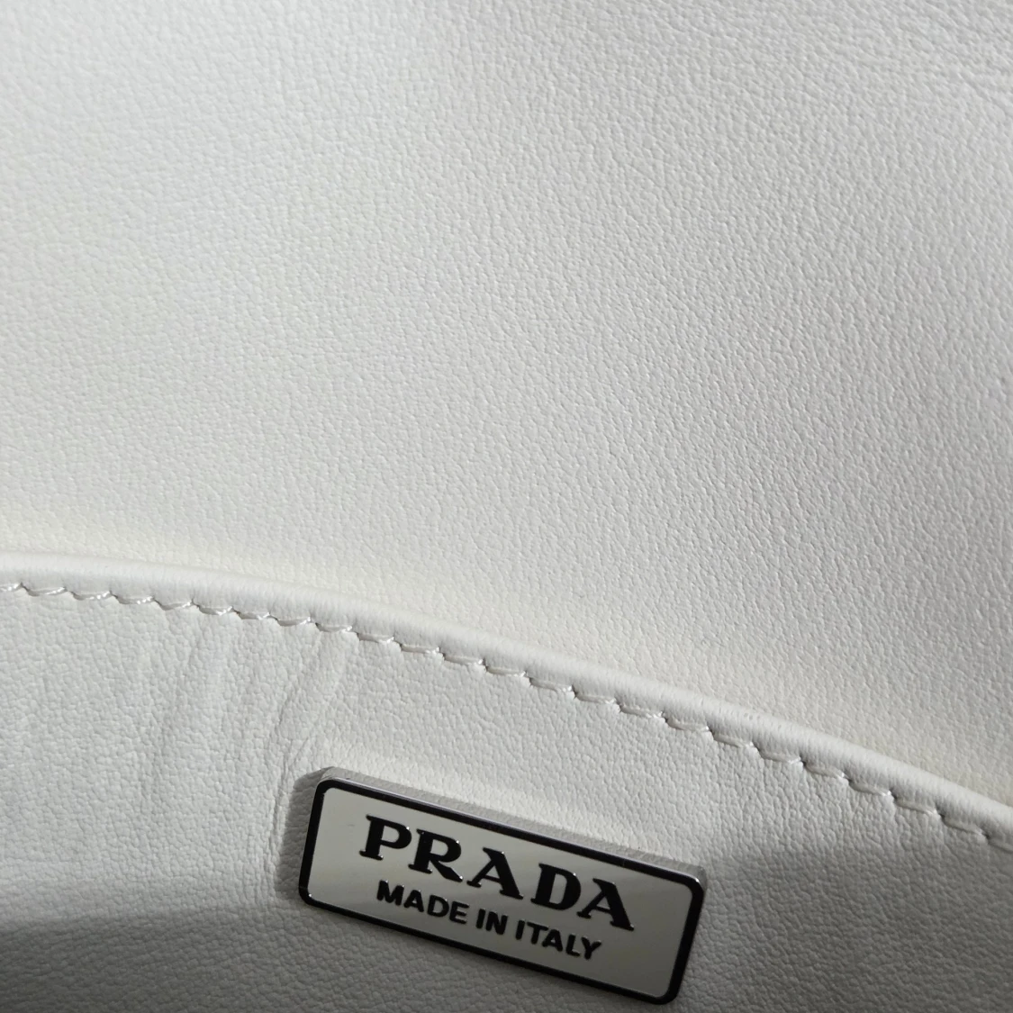 Vit axelväska från Prada i skinn - 3