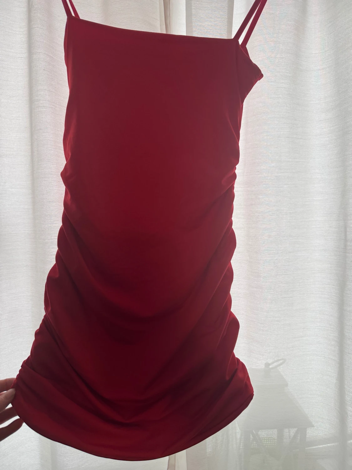 Tajt röd klänning  - 2