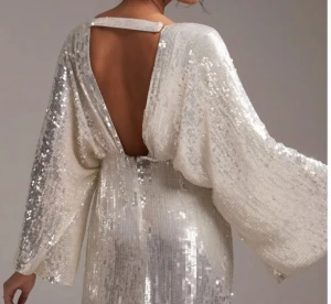 Asos design brud-/balklänning - Otrolig klänning från Asos design av modellen Harriet. Slutsåld och nypris var 4969 kr. Köpt på Vinted och säljaren hade använt plagget vid ett tillfälle, säljes pga för liten för mig. Lappen på insidan är delvis avklippt.