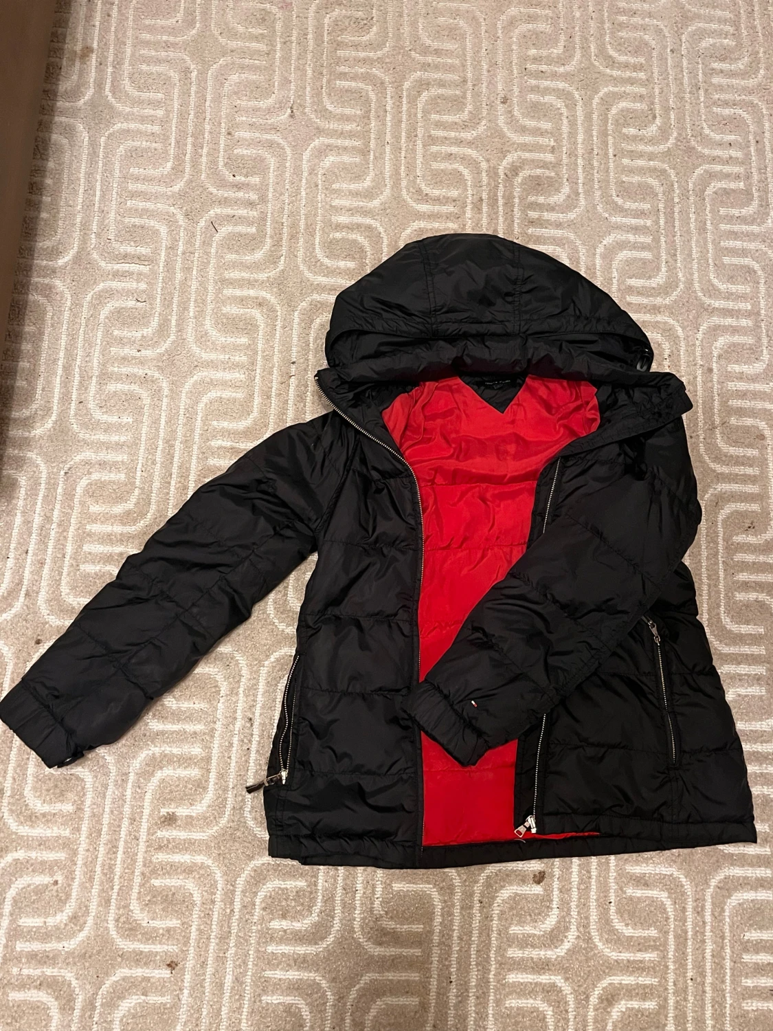 Svart pufferjacka från Tommy Hilfiger