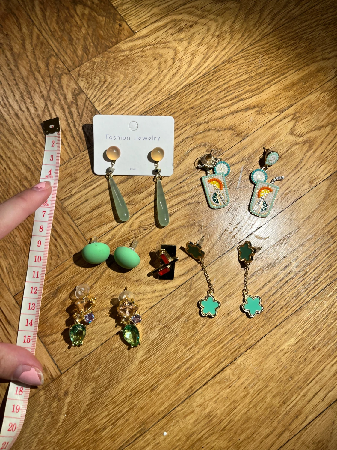 Mix av fem par örhängen i grönt - 1