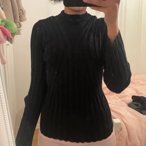 Cos Topp - Jättefin svart topp från COS.🩷  Jag köpte den för tre år sen och använde den endast ett fåtal gånger det året. Den är så gott som ny.