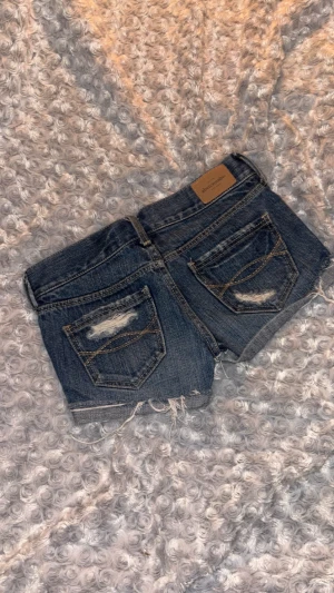 Lågmidjade jeansshorts  - Jag har aldrig använd dem eftersom de är för små men det är ett par coola och trendiga jeans shorts som även är mycket Lågmidjade!! Midjemåttet är ca 34cm det är bara att höra av er med frågor💗pris kan diskuteras 