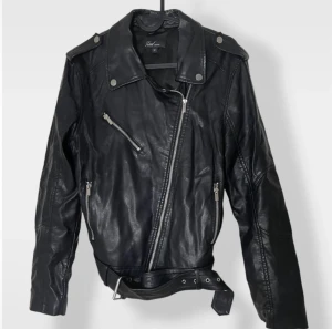 Skinn jacka  - Helt okej säljs på grund av att den är sliten i kragen på insidan annars ser den bra ut. 