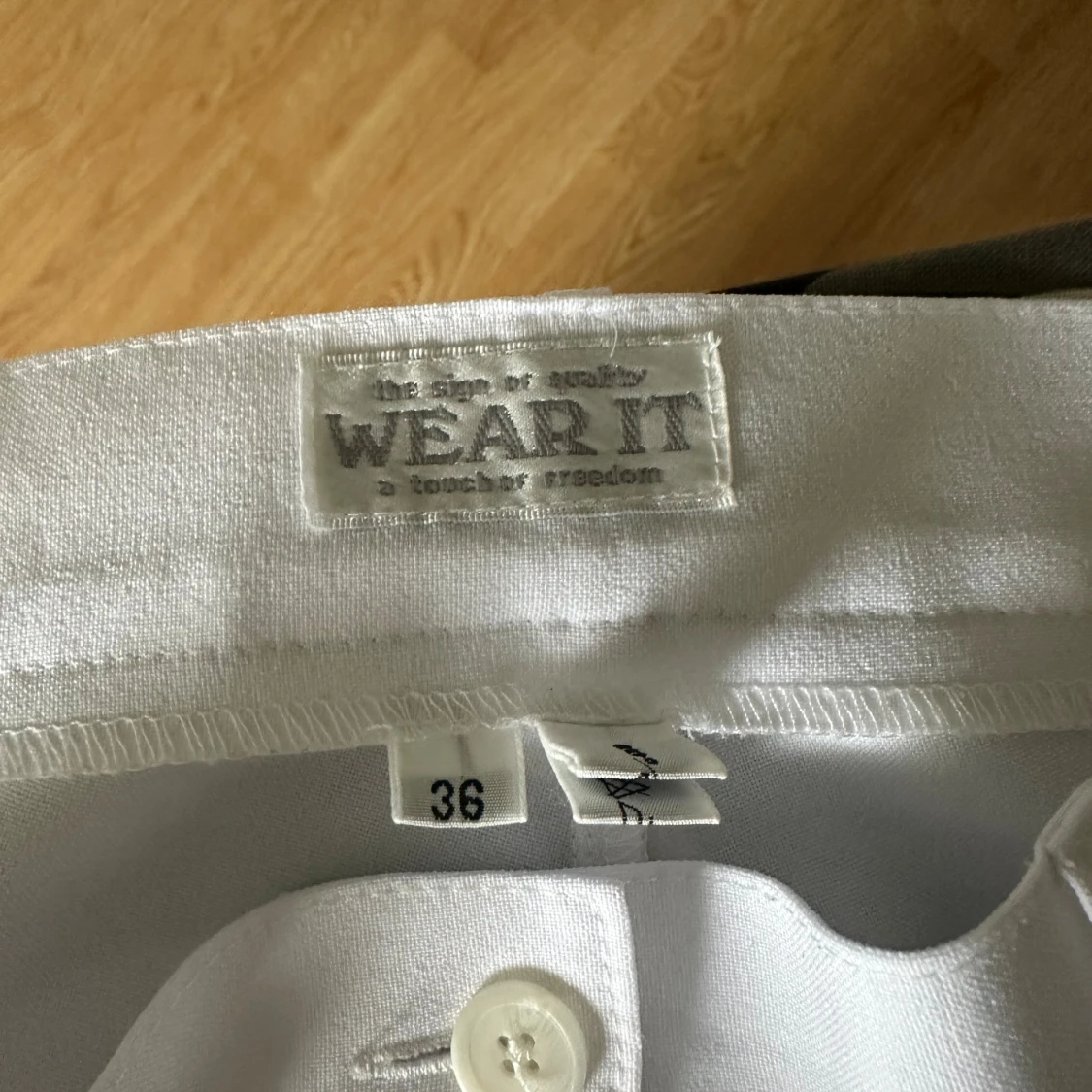 Vita byxor från Wear It - 1