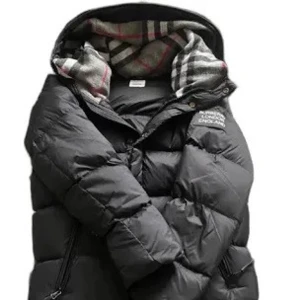 Svart dunjacka från Burberry - Svart dunjacka från Burberry med klassisk rutig huva i grått, vitt och rött. Jackan har dragkedja och tryckknappar framtill, samt två sidofickor med dragkedja. Puffad design som ger en cool och modern look, perfekt för kalla dagar.