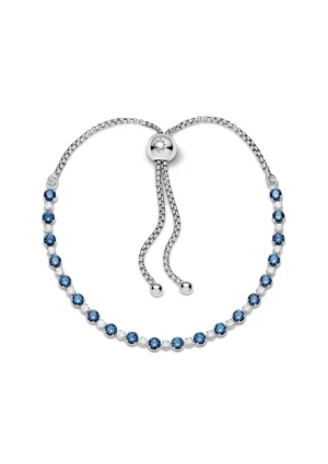 Pandora silverarmband med blå stenar - Helt ny och oanvänd armband som jag har fått som present. Den kommer inte till någon användning.Snyggt armband från Pandora i silverfärgad metall med justerbar kedja och blänkande blå och vita stenar i rad. Armbandet har en rund låsdetalj med Pandoras logga.