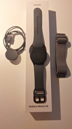 Samsung Galaxy Watch FE svart 40mm - Säljer en Samsung smartwatch, som är i ett perfekt skick utan repor. 