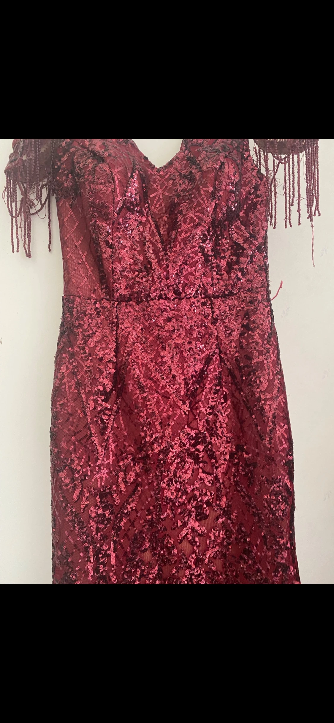 Vinröd glittrig långklänning med fransar - 1