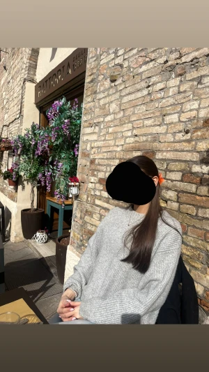 Grå stickad tröja - Supermysig grå stickad tröja, långa ärmar. Tröjan har en enkel, ribbad struktur och rund halsringning. Jätte skön och varm, perfekt nu inför jul och vinter!!💗