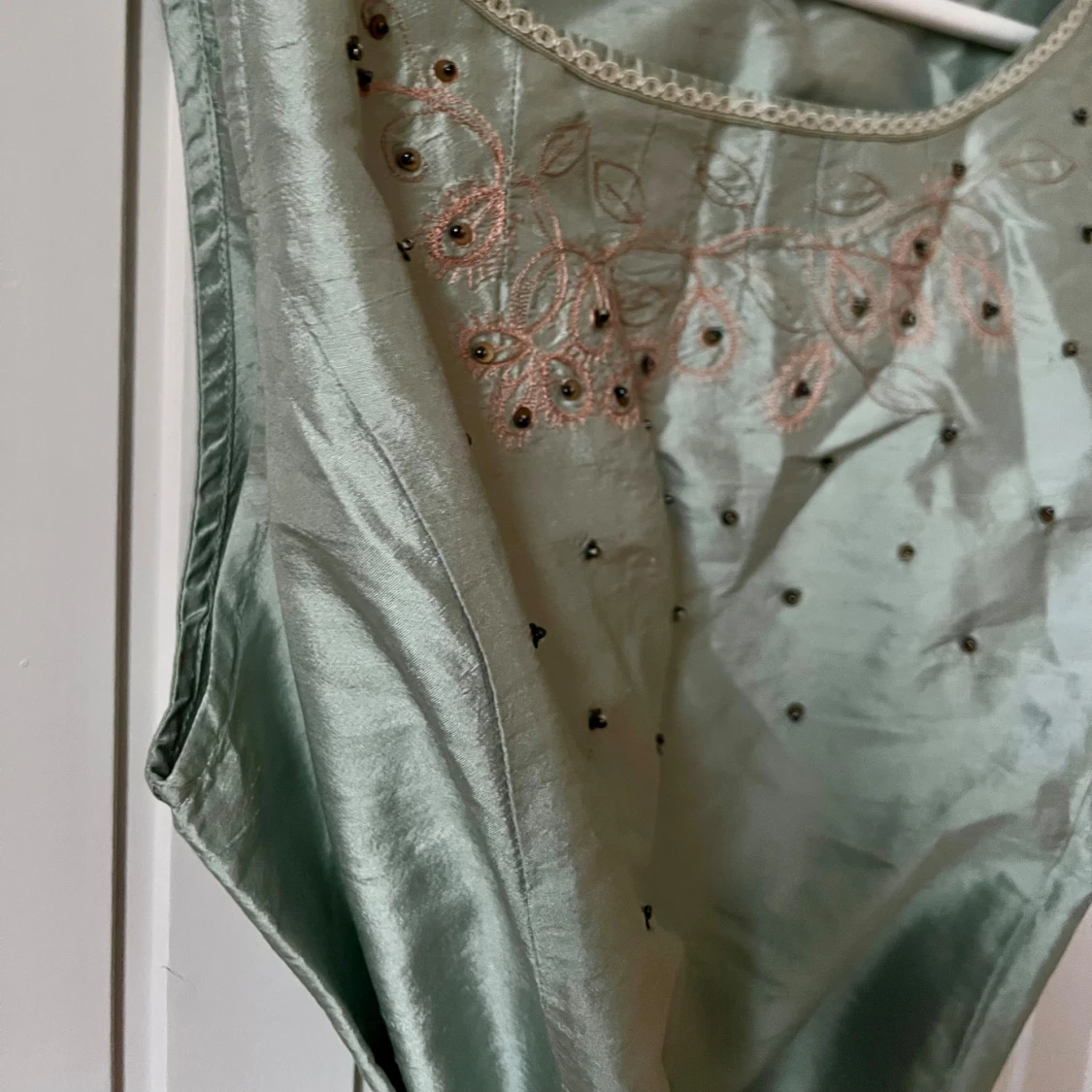 Mintgrön broderad linnetopp i siden - 3