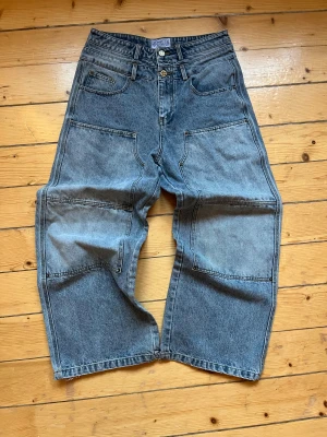 Baggy Experiment 5 Jeans - Säljer mina baggy double knee experiment 5 jeans som använts dagligen i ett halvår. De är i mycket bra skick förutom heel drag sol man kan se på bilderna. Nypris 850+frakt