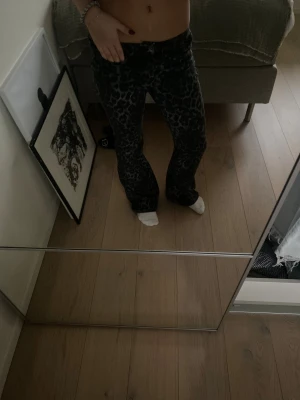 Leopardmönstrade byxor från Calzedonia - Säljer ett par svarta byxor med grått leopardmönster från Calzedonia. Byxorna har låg midja och bootcut-snitt, vilket ger en snygg och trendig siluett. Materialet är stretchigt och bekvämt. Priset kan diskuteras ❤️❤️