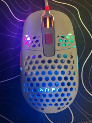 Xtrfy M42 RGB - Xtrfy M42 RGB gamingmus med snygg design och RGB-belysning. Justerbar CPI, flexkabel och utbytbar topp. I gott skick. Morsan har råkat slänga lådan den kom i!!