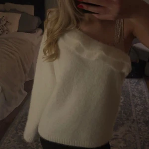 Off-shoulder tröja - Så snygg off-shoulder tröja perfekt för vintern!!❄️⛄️💞💞