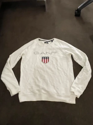 Gant sweatshirt stl 150-160 - Gant sweatshirt färg vit. Skönt material 