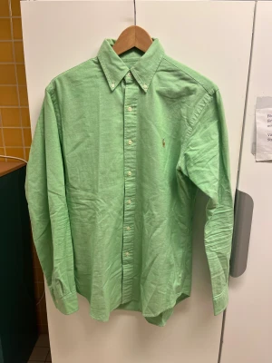 Ralph Lauren Skjorta Grön Storlek Medium Slim Fit - Hej! Säljer nu denna väldigt snygga Ralph Lauren Skjortan.  Storlek Medium Slim Fit  Färg: Grön Skick: Mycket gott – endast använd vid enstaka tillfällen  Skickas spårbart eller hämtas upp efter överenskommelse. Vid intresse – hör gärna av dig.  Skriv vid frågor eller ifall du vill ha fler bilder:)