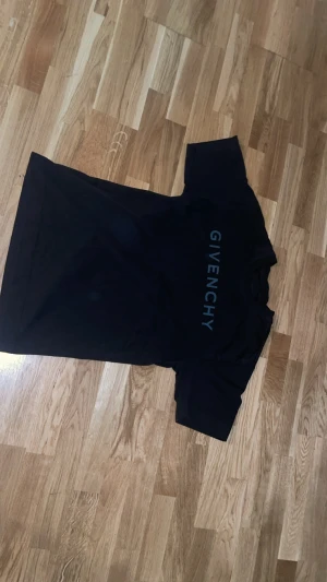 Svart Givenchy Paris tshirt - Svart givenchy T-shirt den passar m också skulle jag säga, pris kan diskuteras 