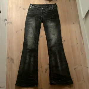 Cheap Monday mörkgrå jeans - Fint skick!! Stl 27/32