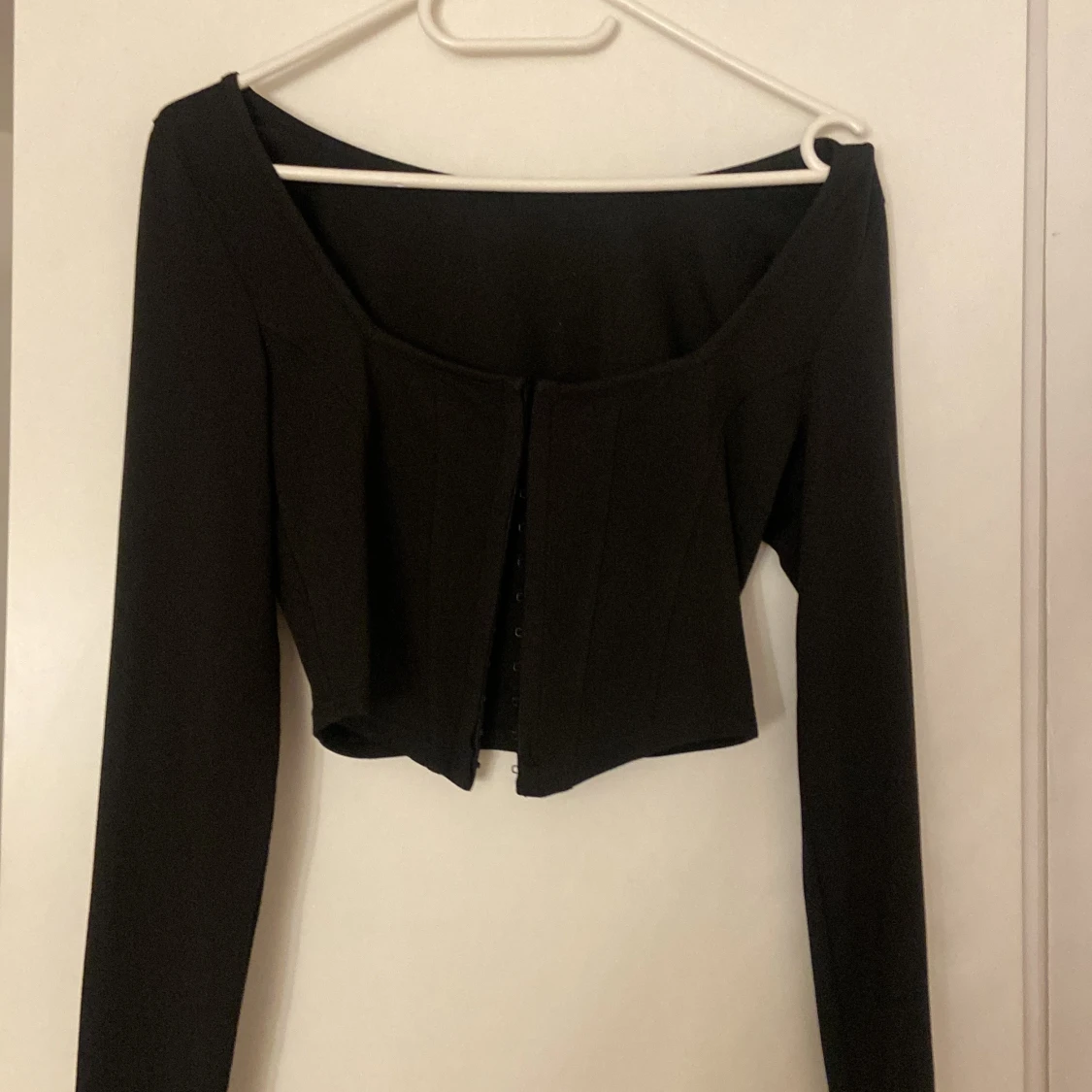 Svart croppad korsett-topp