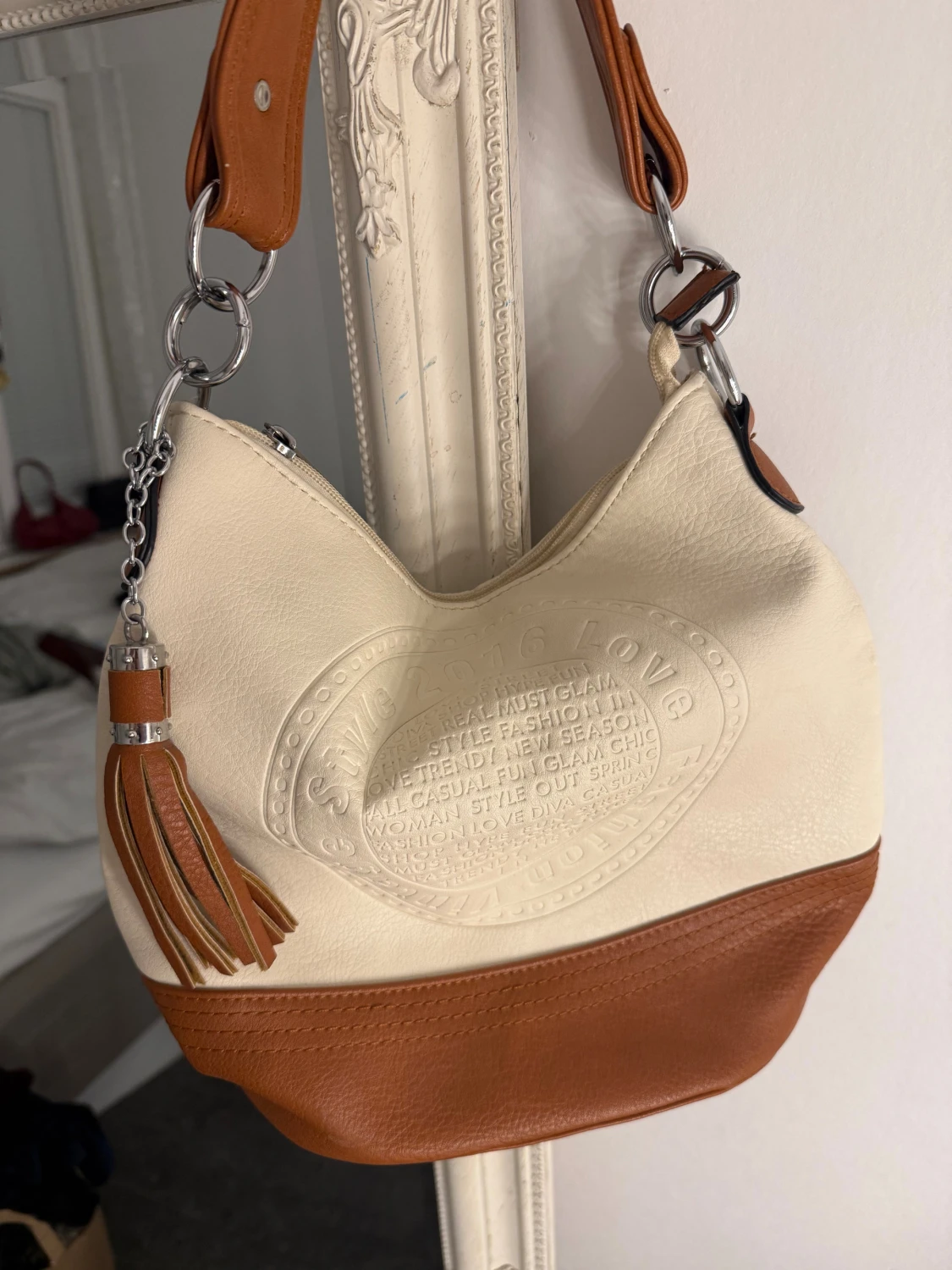 Beige och brun axelväska med tofs