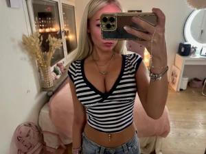 Randig topp - Söt marinblå/vit randig topp från SHEIN med djupare v-ringning och korta ärmar. - Passar XS - S Skriv privat för fler bilder eller frågor 🫶🏽