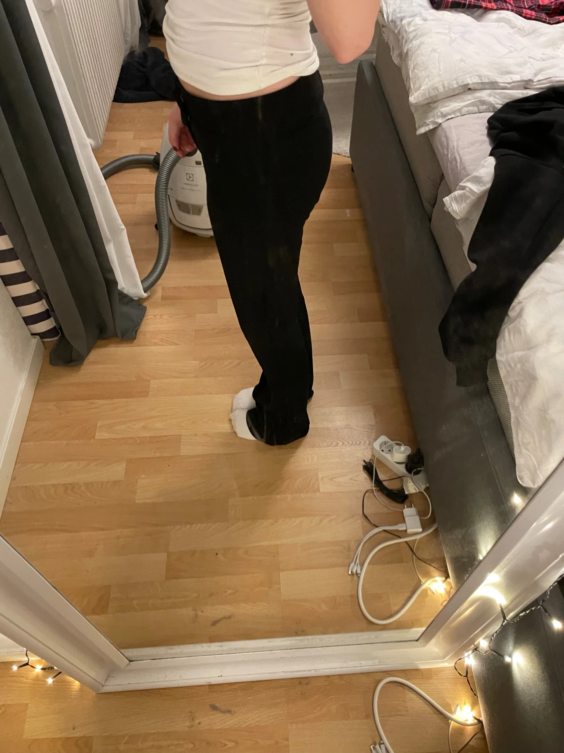 Svarta bootcut byxor i mjukt tyg - 1