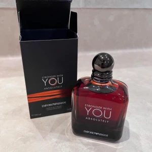 Stronger With You Absolutely parfym - Emporio Armani Stronger With You Absolutely EdP, 100 ml. En modern och stilren parfymflaska som sticker ut i samlingen. Perfekt för dig som vill ha något exklusivt och trendigt.