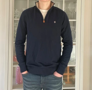Mörkblå Merino John Zip tröja från Morris - M - Jag säljer den här riktigt snygga Merino John Zip tröjan från Morris i storlek M. Den är i fint skick utan skador. Nypris ligger på 1799kr och jag säljer den här för 649kr. Tveka inte att höra av er!