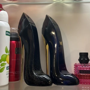 Stilren parfym i klackflaska - 2 Carolina herrera parfymer en i supreme och 1 i original. Säljer båda för 1500kr. En för 600kr. 