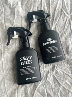 Lush Body Sprays 200ml - Två populära body sprays från Lush: Sticky Dates och The Comforter. Sticky Dates använd lite och The Comforter endast 4st sprut.