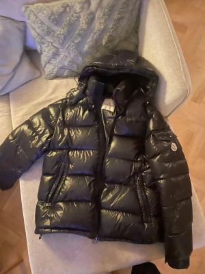 Moncler maya jacka  - Säljer min sjukt fräscha moncler maya jacka! Den absolut bästa jackan jag har haft men är lite sugen på något nytt nu! Den är använd men skicket är som helt ny! Inga skador alls på den!