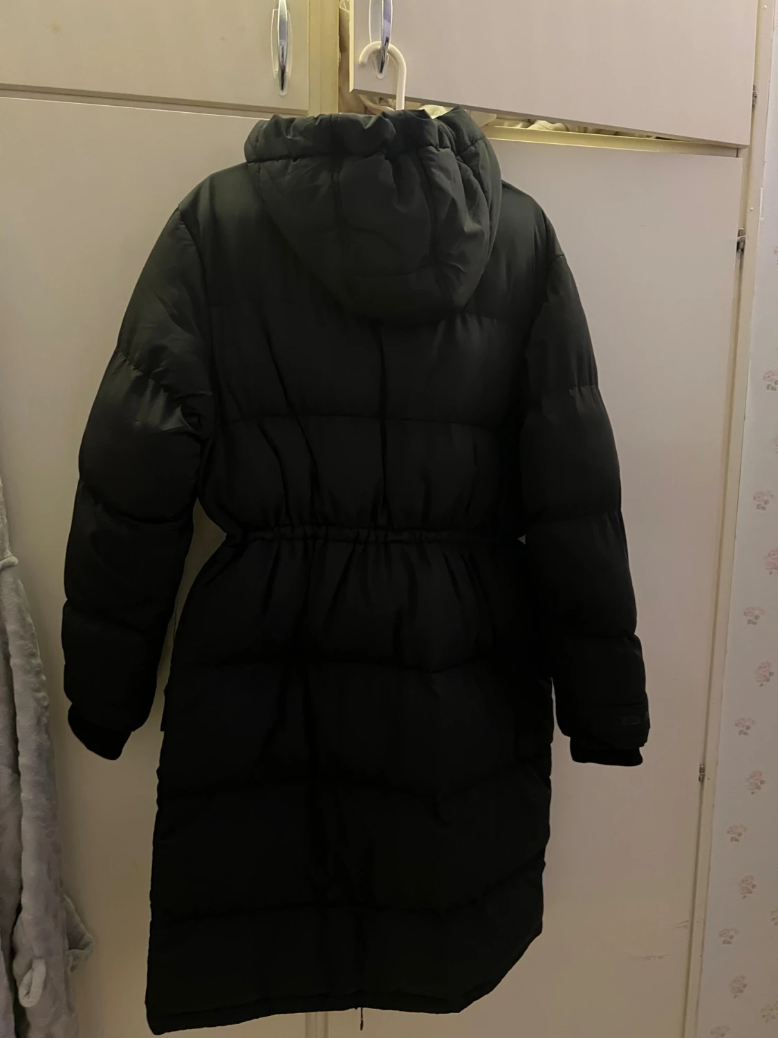 Svart lång pufferjacka