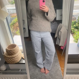 Randiga blåvita jeansbyxor från AWARE - Säljer ett par randiga  blåvita jeans. Byxorna har normal passform, raka ben och midwaist. Jättecoola och är i jättefint skick! Säljer för jag tycker dom är lite för korta på mig.