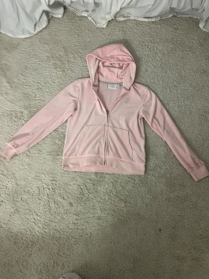 Juicy couture kofta  - Säljer min rosa juicy kofta då den är för liten den är i storleken 9 till 10  år den har en liten fläck på magen men den går ksk bort i tvätten pris kan diskuteras 