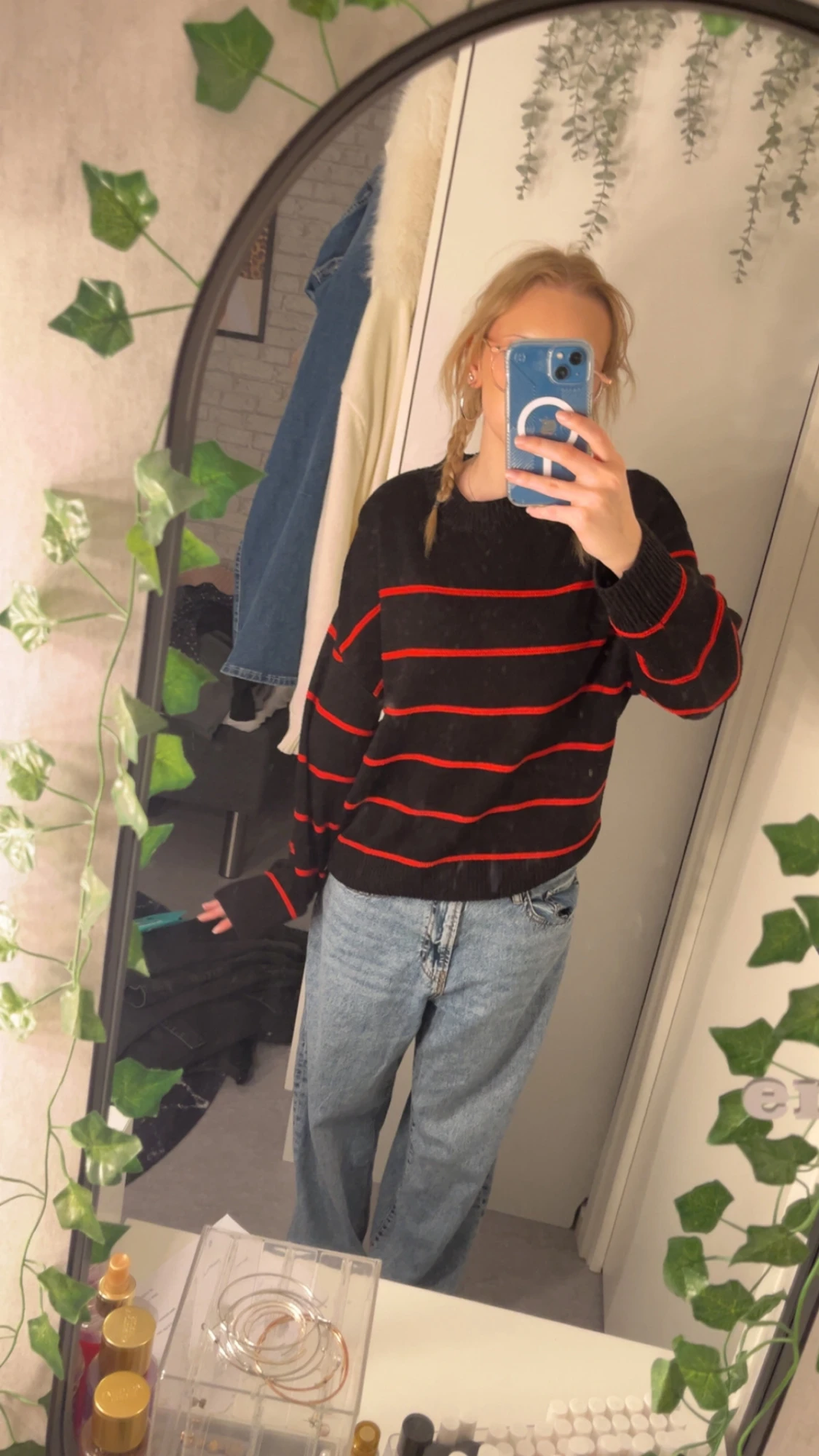 Svart stickad tröja med röda ränder