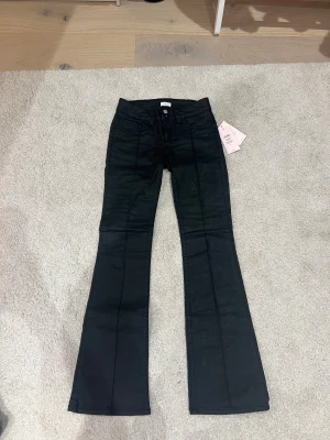 Skin byxor från Nelly - Jag säljer dessa super fina skin byxor, de är inte använda och har kvar prislappen som ni ser på första bilden. De är i storlek 36 vilket var för litet för mig därför säljer jag de. I andra bilden ser ni mig ha på de fast i storlek 38. Jag är 163 cm och storlek 36s längd passar perfekt till de! 💕