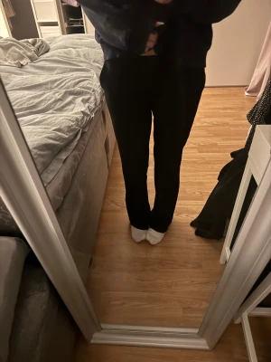 Svarta bootcut kostymbyxor - Snygga svarta kostymbyxor med bootcut och låg midja. Byxorna har fickor fram, Materialet är mjukt och följsamt, vilket ger en skön passform hela dagen.