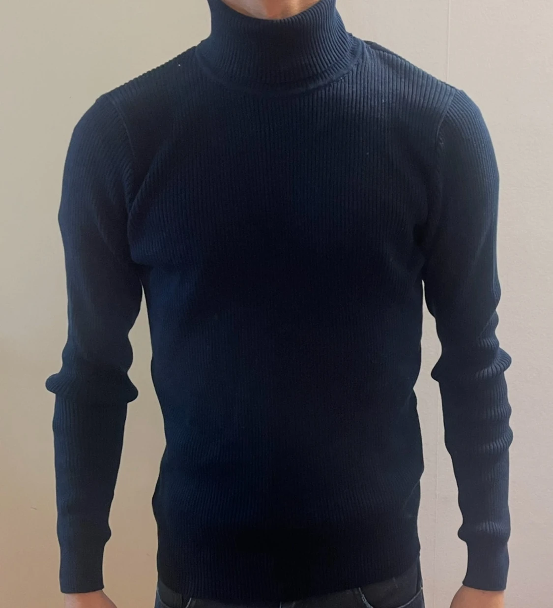 Mörkblå ribbad polotröja